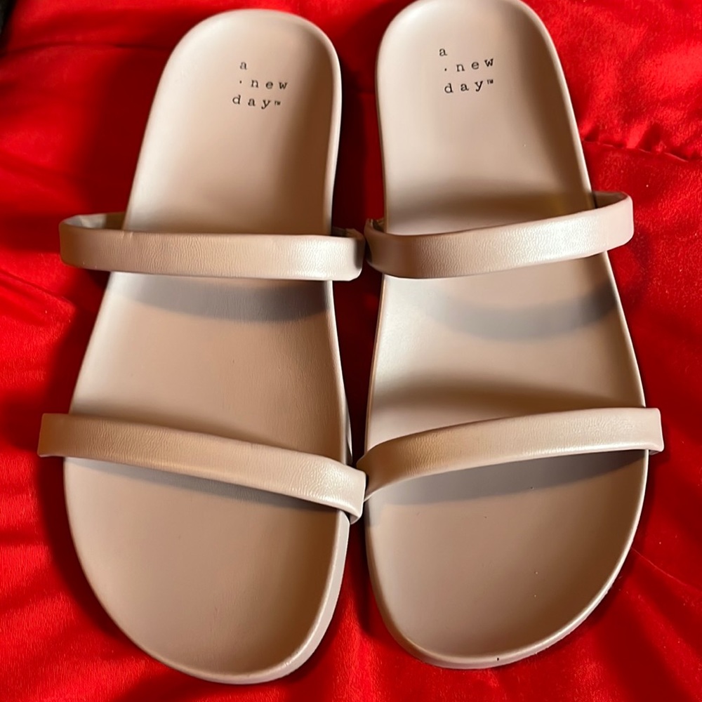 Nadine Sandals ,Lavender in color ,size 7 very comfy 😊